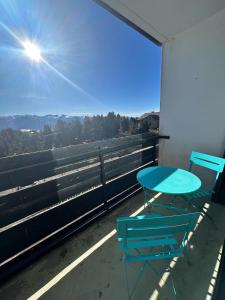 Ein Tisch und Stühle auf einem Balkon mit Aussicht in der Unterkunft Family retreat in the middle of nature Font Romeu in Égat