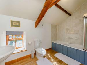 a bathroom with a toilet and a sink and a tub at 2 Bed in Hexham 88443 in Acomb +16 photos