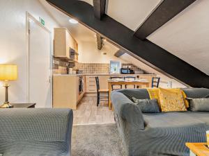 ein Wohnzimmer mit Sofa und eine Küche in der Unterkunft 4 Bed in Rosthwaite 86392 in Rosthwaite