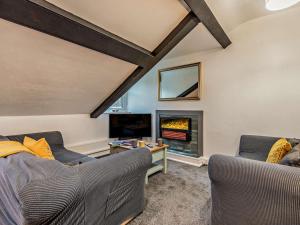 ein Wohnzimmer mit zwei Sofas und einem Kamin in der Unterkunft 4 Bed in Rosthwaite 86392 in Rosthwaite