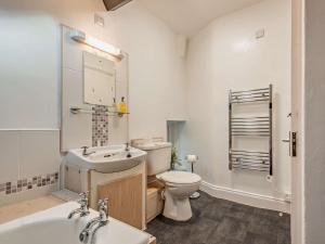 ein Badezimmer mit Waschbecken, Toilette und Badewanne in der Unterkunft 4 Bed in Rosthwaite 86392 in Rosthwaite + 14 Fotos