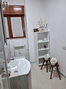 Giardino San Gerardo Maiella vista Castello e con parcheggio interno privato في Muro Lucano: حمام مع حوض وحوض استحمام أبيض +66 صورة