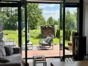 Χώρος καθιστικού στο Dolina Słońca obok Suntago - nowoczesne domy z jacuzzi