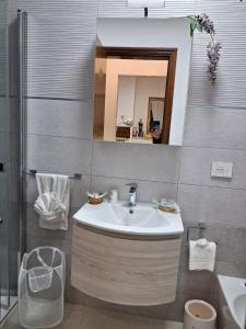 Giardino San Gerardo Maiella vista Castello e con parcheggio interno privato في Muro Lucano: حمام مزود بحوض ومِرآة