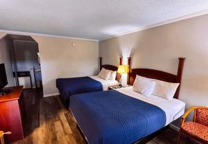 En eller flere senge i et værelse på Jacksonville Inn