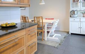 Kuchyň nebo kuchyňský kout v ubytování Cozy Home In Ystad With Sauna