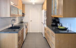 Kuchyň nebo kuchyňský kout v ubytování Cozy Home In Ystad With Sauna