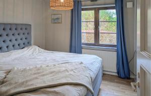 Postel nebo postele na pokoji v ubytování Cozy Home In Ystad With Sauna