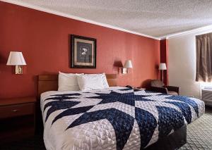 En eller flere senge i et værelse på Jacksonville Inn + 19 billeder