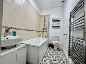 Et badeværelse på Dorchester Town Centre Entire Apartment + 17 billeder