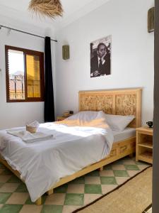 ein Schlafzimmer mit einem großen Bett mit weißer Bettwäsche in der Unterkunft Palais Taroudant in Taroudant