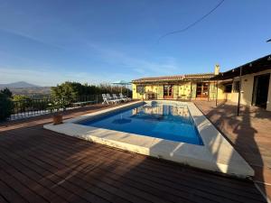 ein Swimmingpool auf einem Haus in der Unterkunft Casitas Andalucia in Malaga