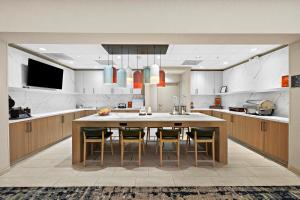 Kuchyň nebo kuchyňský kout v ubytování Homewood Suites Lancaster