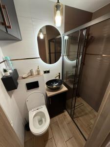 Un baño de Lokal 26 8 fotos más