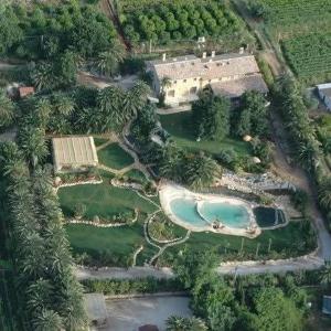 an aerial view of a mansion with a swimming pool at Agriturismo Paradiso di Barchi in Lido Di Fondi