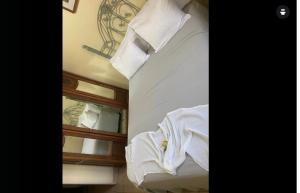 een close-up van een bed met witte lakens bij Lugar para Relajarse in Duggan