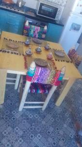 阿加迪尔Chez Maryam , pour les familles à 10 minutes de la plage的一张木桌，桌子上放着饼干。