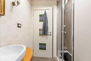 Casa in Centro في بروتونيغلا: حمام مع مرحاض ودش +21 صورة