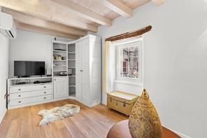 Casa in Centro في بروتونيغلا: غرفة معيشة مع تلفزيون وأريكة