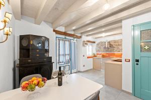 Casa in Centro في بروتونيغلا: مطبخ مع وعاء من الفواكه على منضدة