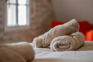 Un pat sau paturi într-o cameră la Studio romantique Arras Vue beffroi Place des Héros