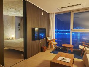 Μια τηλεόραση ή/και κέντρο ψυχαγωγίας στο an emotional view of the sea at sunrise