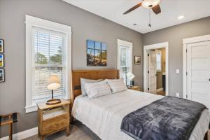 En eller flere senge i et værelse på KIL9254 The Turn at Kilmarlic - Kilmarlic Golf Club Home on 10th Tee! Partial Stays!