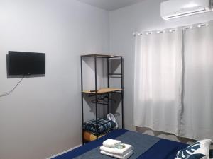 Camera con TV, letto e TV di Apto confortável com Churrasqueira 03 a Cachoeira do Sul