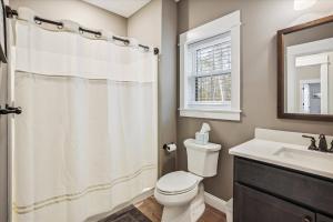 Et badeværelse på KIL9254 The Turn at Kilmarlic - Kilmarlic Golf Club Home on 10th Tee! Partial Stays! + 51 billeder