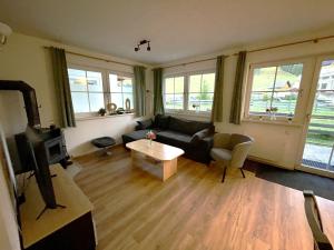 una sala de estar con un sofá y una mesa en Residenz Monica Top 2, en Sankt Margarethen