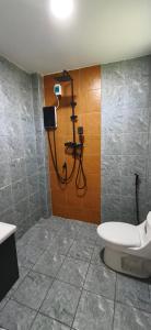 ein Badezimmer mit Dusche und Toilette in der Unterkunft Modern Bungalows in Ko Lanta Yai