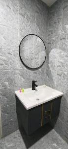 ein Badezimmer mit Waschbecken und Spiegel an der Wand in der Unterkunft Modern Bungalows in Ko Lanta Yai