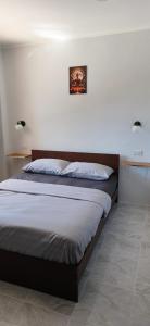 ein Bett in einem Zimmer mit einer weißen Wand in der Unterkunft Modern Bungalows in Ko Lanta Yai