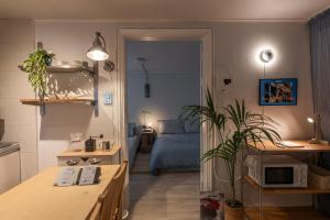 Una pequeña habitación con un dormitorio y una cama. en Sogonhouse, en Seúl