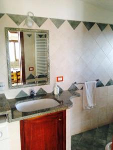 マッサ・ルブレンセにあるTerrazza Sul Golfoのバスルーム(洗面台、鏡付)