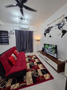 TV a/nebo společenská místnost v ubytování Home at Durian Tunggal