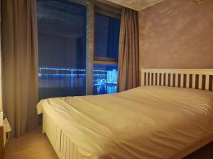 Ένα ή περισσότερα κρεβάτια σε δωμάτιο στο an emotional view of the sea at sunrise