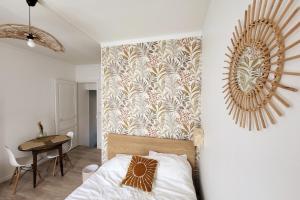 En eller flere senge i et værelse på L'escape Rue Calme - Free parking