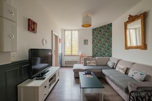 Μια τηλεόραση ή/και κέντρο ψυχαγωγίας στο Magnifique duplex 3 chambres proche centre-ville et gare Chemin du Barrage