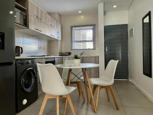 Η κουζίνα ή μικρή κουζίνα στο GMK Self Catering Suites