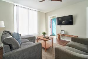 Μια τηλεόραση ή/και κέντρο ψυχαγωγίας στο Capitol-Side • Large Kitchen • 3BR Triplex Home