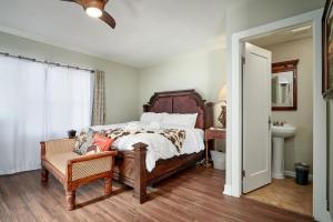 Ένα ή περισσότερα κρεβάτια σε δωμάτιο στο Capitol-Side • Large Kitchen • 3BR Triplex Home