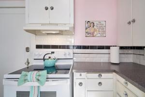 Η κουζίνα ή μικρή κουζίνα στο Capitol-Side • Large Kitchen • 3BR Triplex Home +23 φωτογραφίες