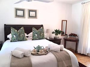 Cypress Cottage No 80 في غراف-رينيت: غرفة نوم بسرير ابيض كبير عليها صينية
