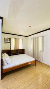 Un pat sau paturi într-o cameră la Zagami Homestay