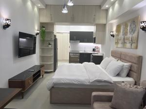 a small bedroom with a bed and a kitchen at Benashti Hurghada apartment in Hurghada