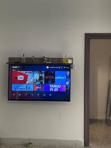 Μια τηλεόραση ή/και κέντρο ψυχαγωγίας στο Central apartment with beautiful view