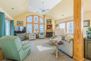 Χώρος καθιστικού στο K1422 The Watch Tower - Ocean Views! Rec Room! Pool & Tiki Bar Oasis!