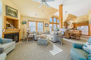 Χώρος καθιστικού στο K1422 The Watch Tower - Ocean Views! Rec Room! Pool & Tiki Bar Oasis!