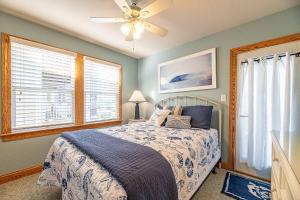 Ένα ή περισσότερα κρεβάτια σε δωμάτιο στο K1422 The Watch Tower - Ocean Views! Rec Room! Pool & Tiki Bar Oasis! +69 φωτογραφίες